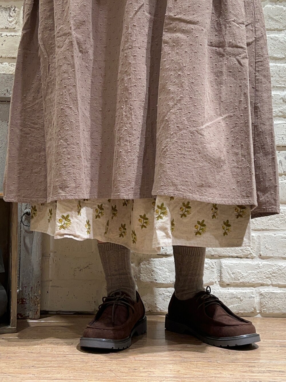 ホワイト系のTシャツ/カットソー、ホワイト系のその他アウター、ブラウン系のワンピースを着用したレディースの冬コーディネートの5枚目の写真