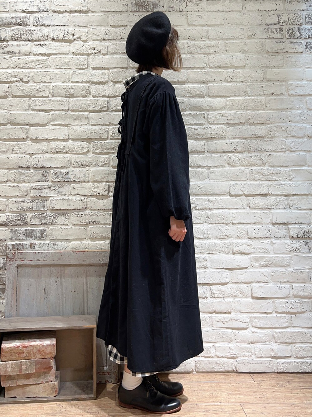 ブラック系のワンピース、ブラック系のシャツワンピース、ブラック系のドレスシューズを着用したレディースの冬コーディネートの3枚目の写真