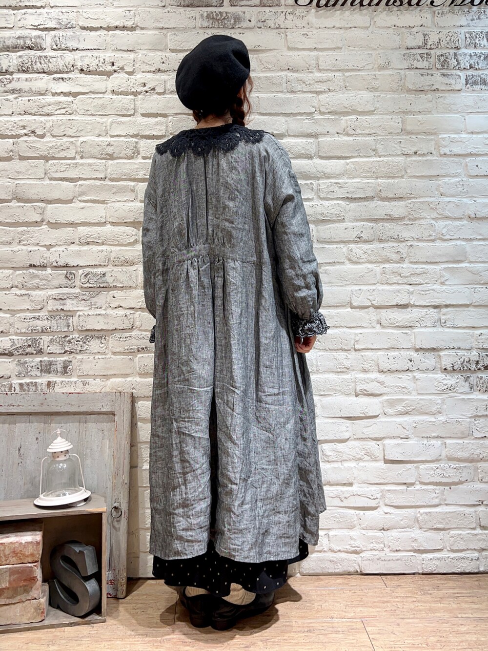 ブラック系のシャツ/ブラウス、ブラック系のスカート、その他のその他を着用したレディースの冬コーディネートの4枚目の写真