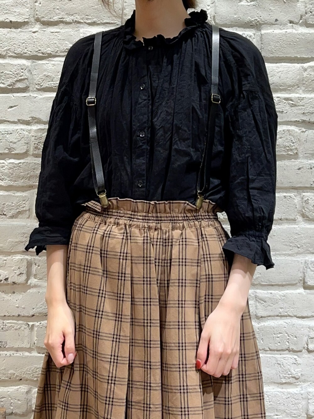 ブラック系のシャツ/ブラウス、ブラウン系のその他パンツ、ブラック系のドレスシューズを着用したレディースの夏コーディネートの2枚目の写真