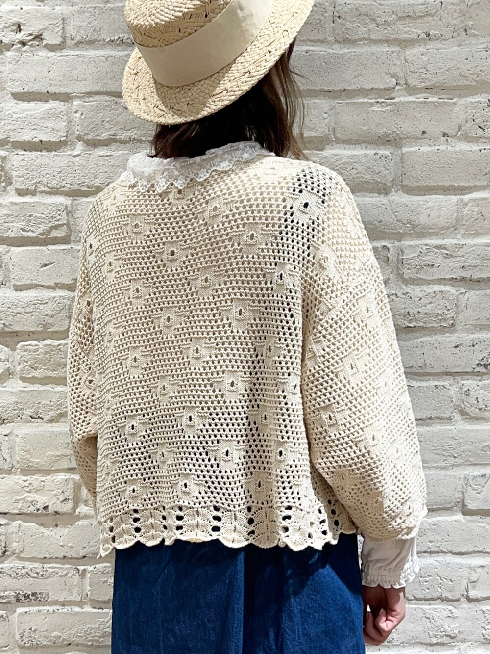 ホワイト系のシャツ/ブラウス、ホワイト系のカーディガン/ボレロ、ホワイト系のハンドバッグを着用したレディースの春コーディネートの5枚目の写真