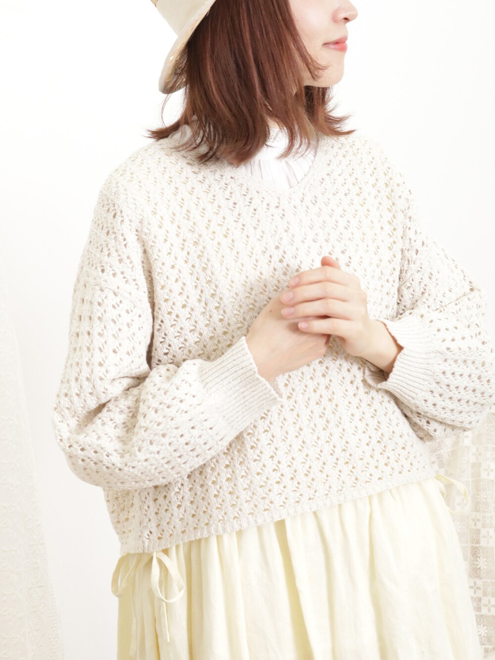 ホワイト系のシャツ/ブラウス、ベージュ系のカーディガン/ボレロ、イエロー系のワンピースを着用したレディースの春コーディネートの2枚目の写真