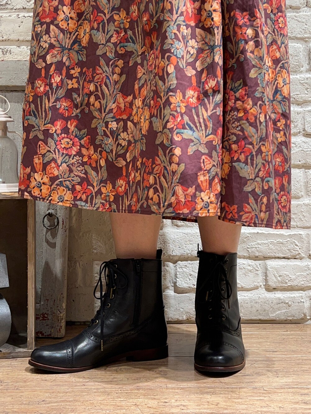 ブラック系のTシャツ/カットソー、ブラック系のベスト、ブラック系のハンドバッグを着用したレディースの秋コーディネートの5枚目の写真