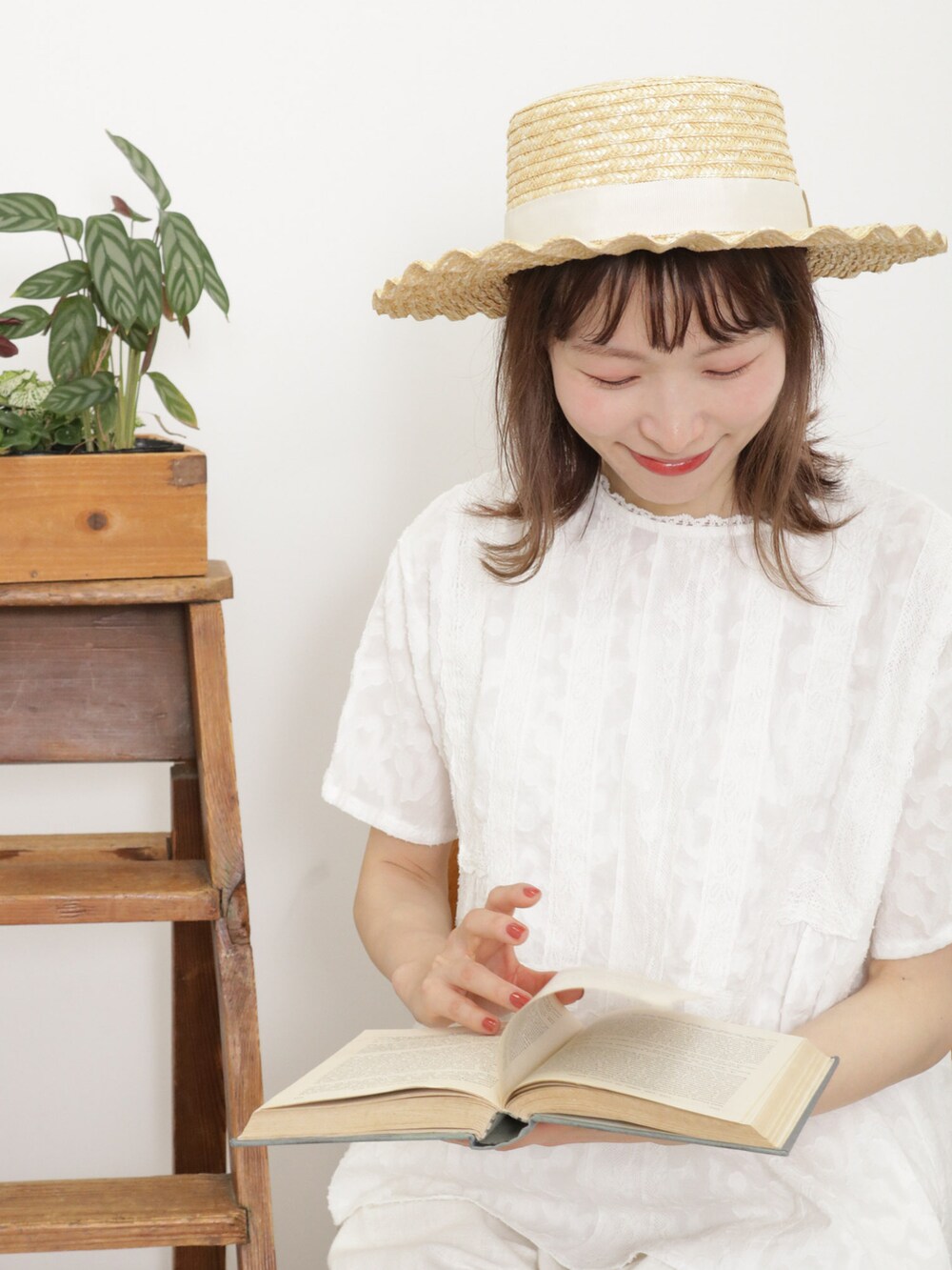 「サマンサ モスモス(Samansa Mos2)、Samansa Mos2、SM2、夏コーデ、ゆるコーデ、レイヤードスタイル、淡色コーデ、キャミソール、チュニック、レース、ワイドパンツ、タックパンツ、カンカン帽、サンダル、グルカサンダル」|「Samansa Mos2の【UVカット/消臭効果】なみなみカンカン帽(ハット、ホワイト系)」を使った、いっしき🐻さん(レディース・164cm)の春コーディネートの4枚目の写真