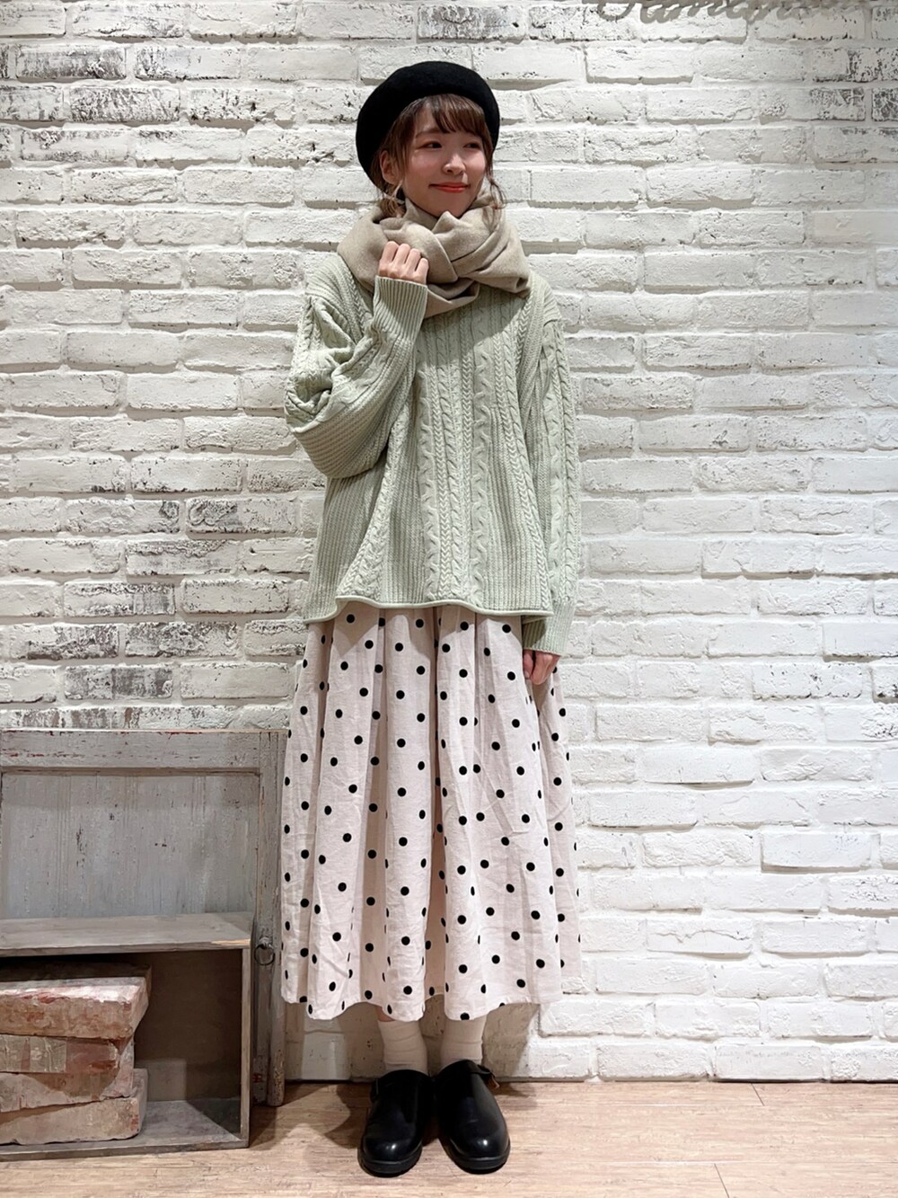 「ビッグシルエット、ワントーンコーデ、ベレー帽、秋のコーデ、ドット、ケーブルニット、SM2、ポンチョ、ミントグリーン、プチプラ、ゆるコーデ、淡色コーデ、サマンサ モスモス(Samansa Mos2)、秋コーデ、秋冬コーデ」|「Samansa Mos2の【マシンウォッシャブル】フリルリブタートルネックニット(ニット/セーター、ホワイト系)」を使った、いっしき🐻さん(レディース・163cm)の秋コーディネートの3枚目の写真