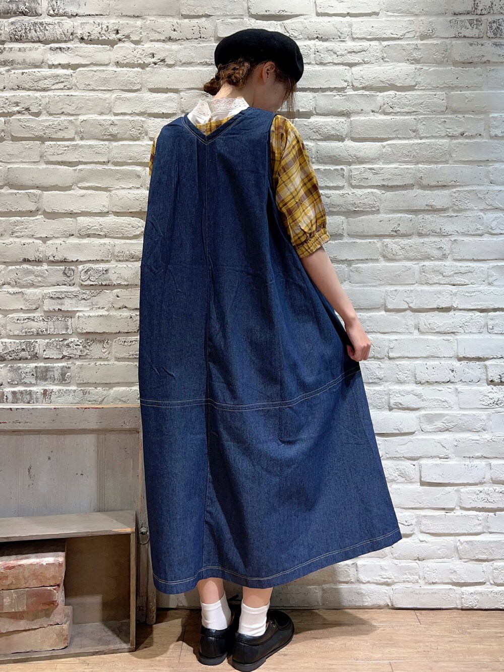 ホワイト系のTシャツ/カットソー、イエロー系のシャツ/ブラウス、ブルー系のワンピースを着用したレディースの秋コーディネートの4枚目の写真