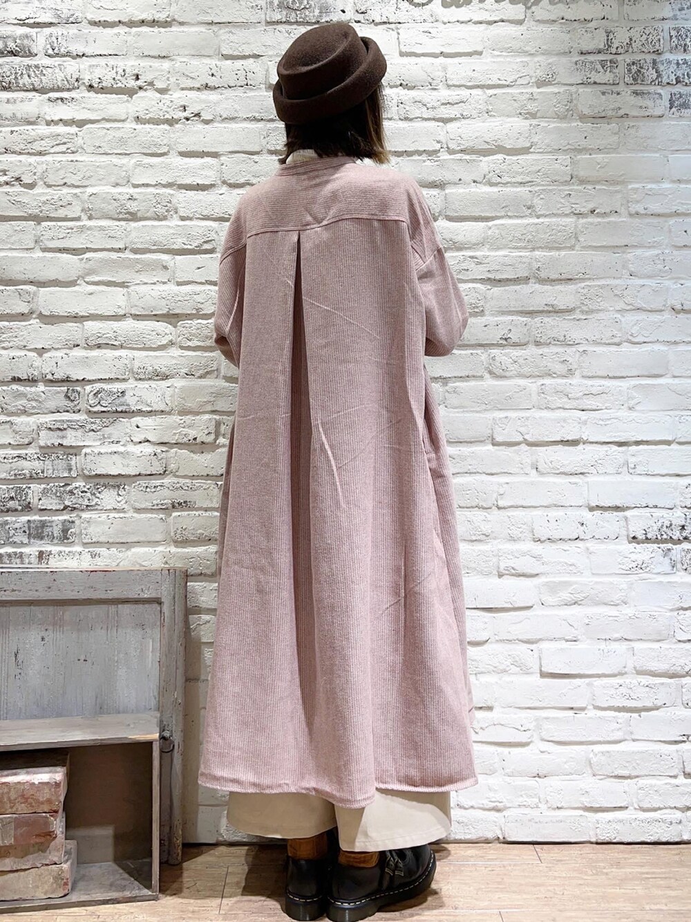 ホワイト系のニット/セーター、レッド系のワンピース、ベージュ系のその他パンツを着用したレディースの秋コーディネートの4枚目の写真