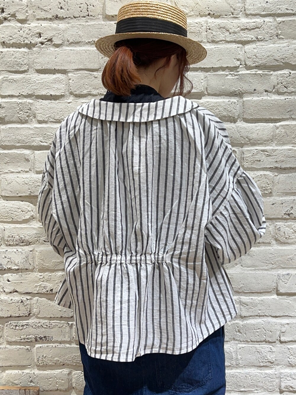 グレー系のTシャツ/カットソー、ブラック系のシャツ/ブラウス、ブラック系のシャツ/ブラウスを着用したレディースの春コーディネートの3枚目の写真