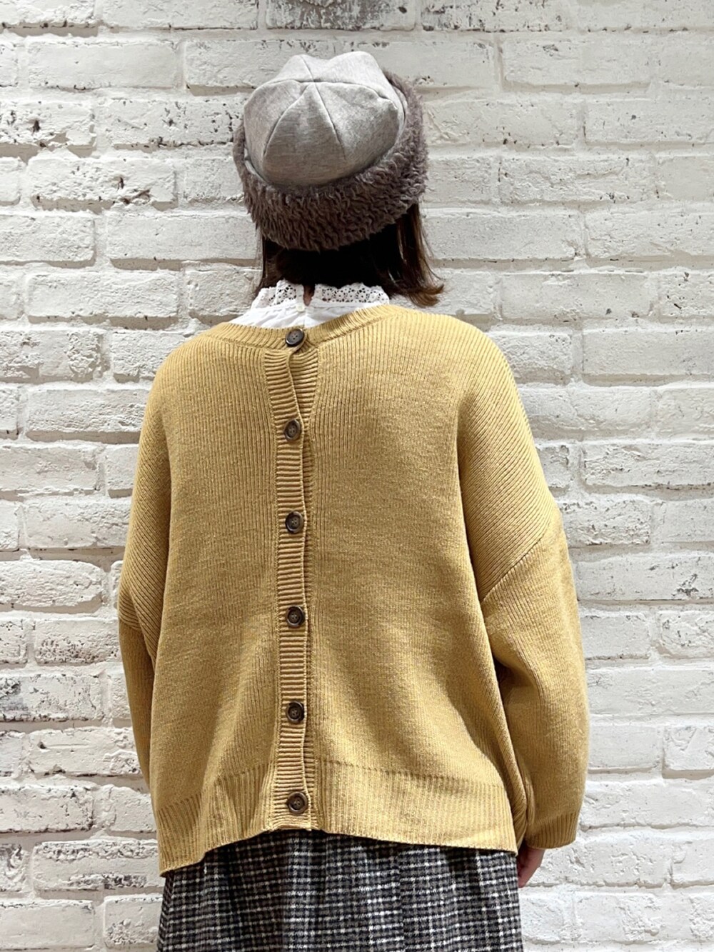 ホワイト系のシャツ/ブラウス、ベージュ系のニット/セーター、ホワイト系のその他アウターを着用したレディースの冬コーディネートの4枚目の写真