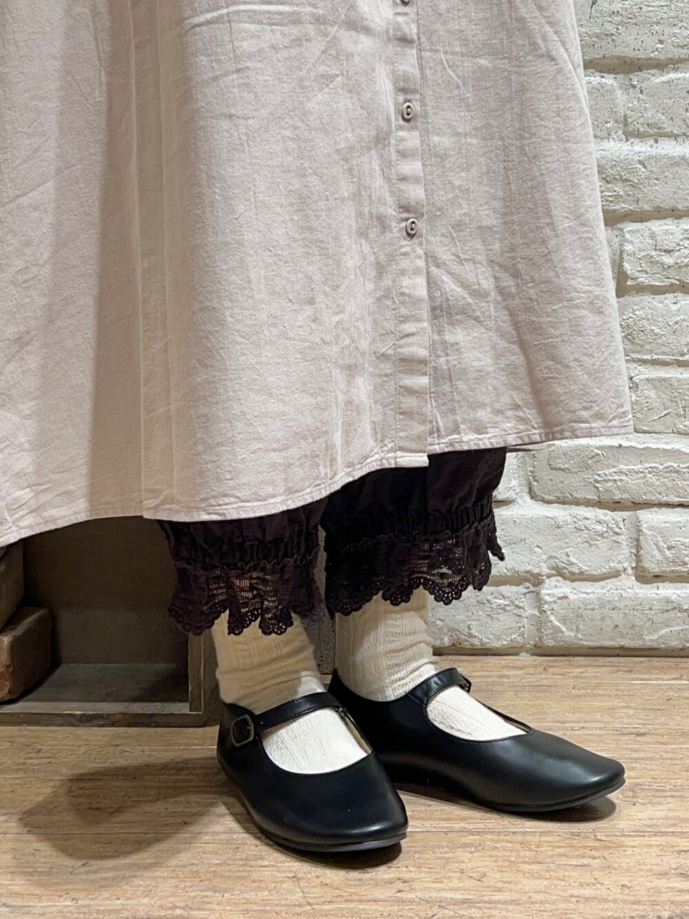 ベージュ系のワンピース、グレー系のその他パンツ、ブラック系のドレスシューズを着用したレディースの秋コーディネートの5枚目の写真