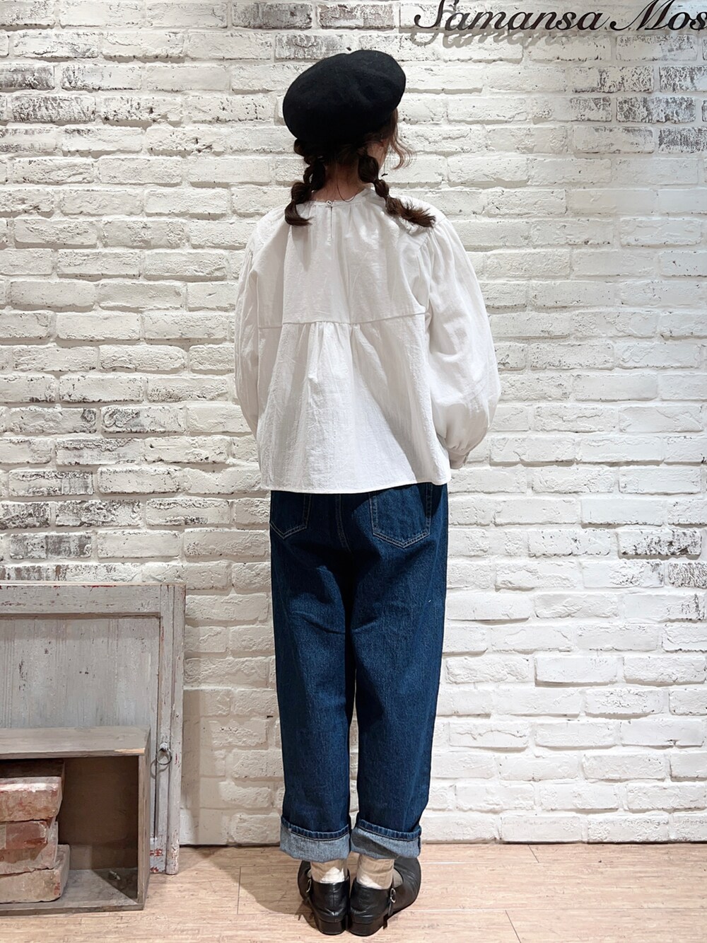 ホワイト系のTシャツ/カットソー、ホワイト系のシャツ/ブラウス、ブルー系のワンピースを着用したレディースの冬コーディネートの5枚目の写真