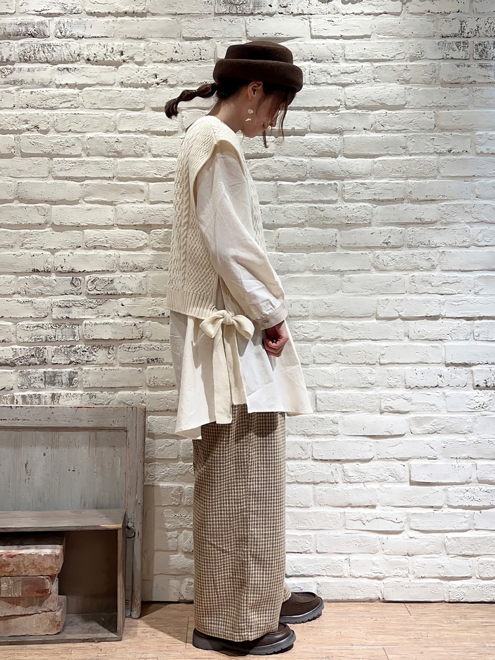 その他のベスト、ホワイト系のシャツ/ブラウス、ベージュ系のその他パンツを着用したレディースの秋コーディネートの2枚目の写真