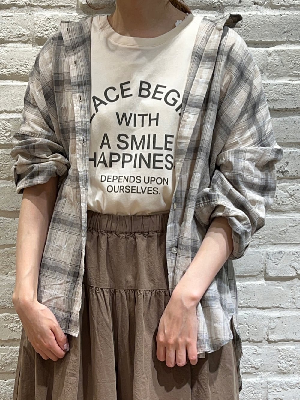 ホワイト系のTシャツ/カットソー、ホワイト系のTシャツ/カットソー、グリーン系のシャツ/ブラウスを着用したレディースの春コーディネートの2枚目の写真