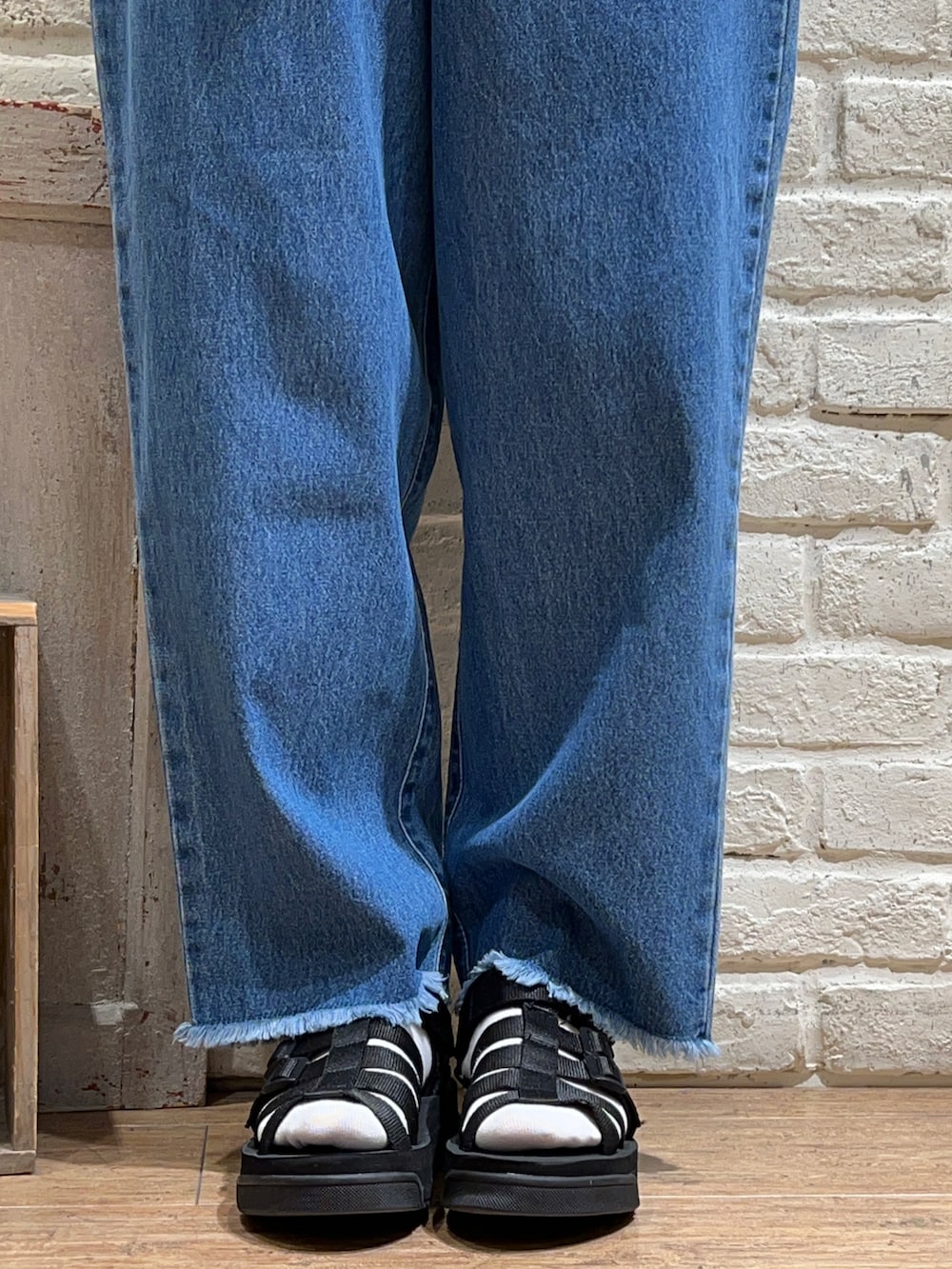 グレー系のTシャツ/カットソー、ホワイト系のシャツ/ブラウス、ブラウン系のハンドバッグを着用したレディースの秋コーディネートの5枚目の写真