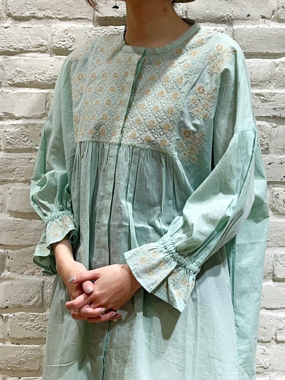「サマンサ モスモス(Samansa Mos2)、SM2、春コーデ、ゆるコーデ、シンプルコーデ、カジュアルコーデ、刺繍、チュニック、ボリューム袖、ミントグリーン、パステル映える春、パステルカラー、ワイドパンツ、カンカン帽、バレエシューズ」|「Samansa Mos2の裾レースノースリカットソー(Tシャツ/カットソー、ブラック系)」を使った、いっしき🐻さん(レディース・163cm)の春コーディネートの2枚目の写真
