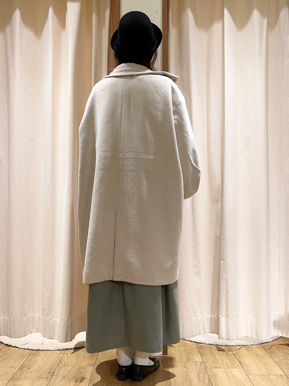 ホワイト系のTシャツ/カットソー、ホワイト系のその他アウター、ブラック系のシャツワンピースを着用したレディースの冬コーディネートの5枚目の写真