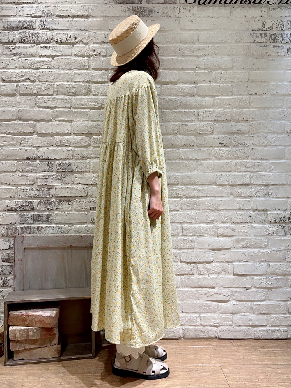 ホワイト系のタンクトップ、ホワイト系のワンピース、イエロー系のワンピースを着用したレディースの夏コーディネートの3枚目の写真