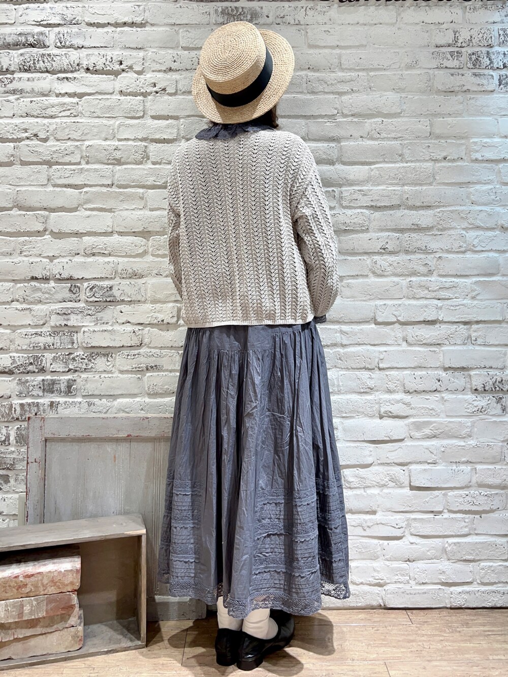 ホワイト系のカーディガン/ボレロ、グレー系のシャツ/ブラウス、グレー系のスカートを着用したレディースの春コーディネートの3枚目の写真