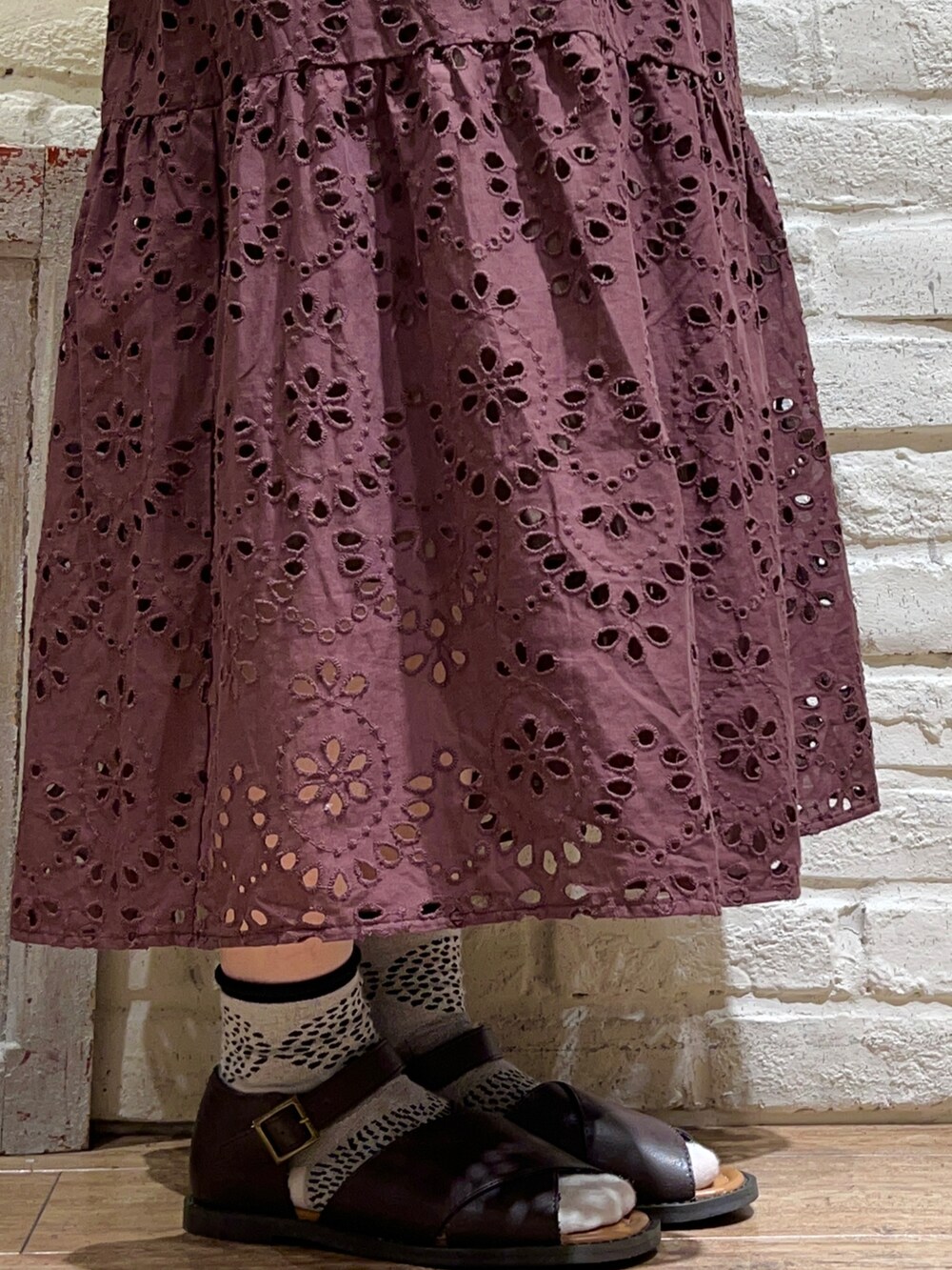 ホワイト系のタンクトップ、イエロー系のシャツ/ブラウス、ベージュ系のハンドバッグを着用したレディースの夏コーディネートの5枚目の写真