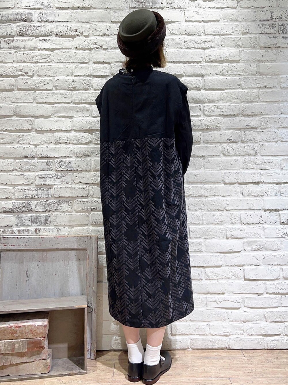 ブラック系のシャツ/ブラウス、ブラック系のワンピース、ブラック系のその他シューズを着用したレディースの秋コーディネートの4枚目の写真