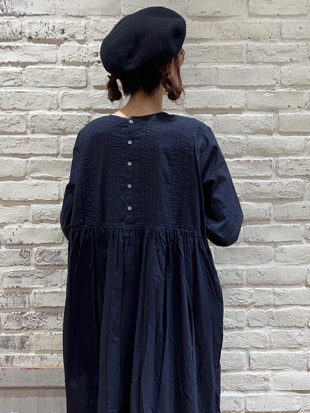 ブラック系のワンピース、その他のその他を着用したレディースの冬コーディネートの4枚目の写真