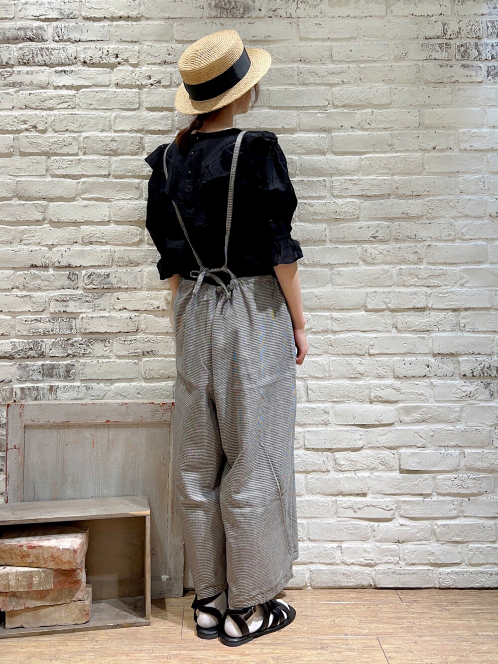 ブラック系のシャツ/ブラウス、ブラック系のサロペット/オーバーオール、グレー系のハンドバッグを着用したレディースの秋コーディネートの4枚目の写真