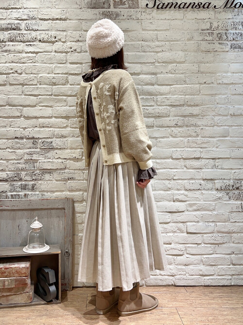 ホワイト系のニット/セーター、ベージュ系のカーディガン/ボレロ、グレー系のシャツ/ブラウスを着用したレディースの冬コーディネートの4枚目の写真