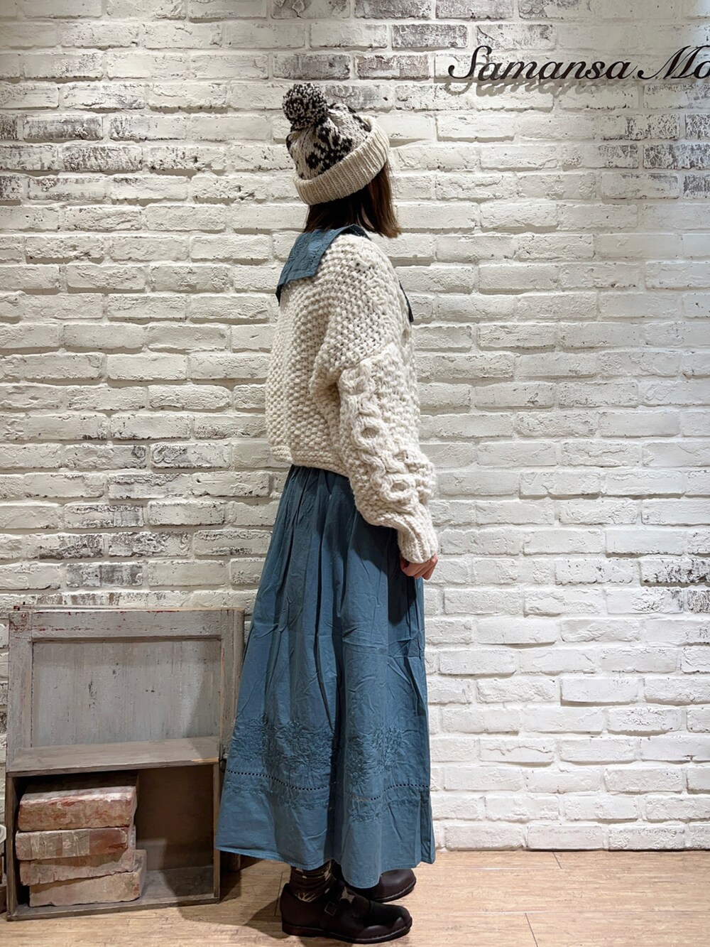 ホワイト系のTシャツ/カットソー、グリーン系のシャツ/ブラウス、ホワイト系のニット/セーターを着用したレディースの秋コーディネートの4枚目の写真