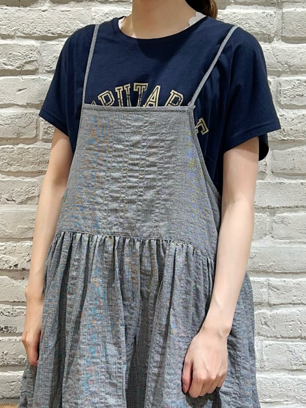 ベージュ系のTシャツ/カットソー、ブルー系のTシャツ/カットソー、ブラック系のワンピースを着用したレディースの夏コーディネートの2枚目の写真