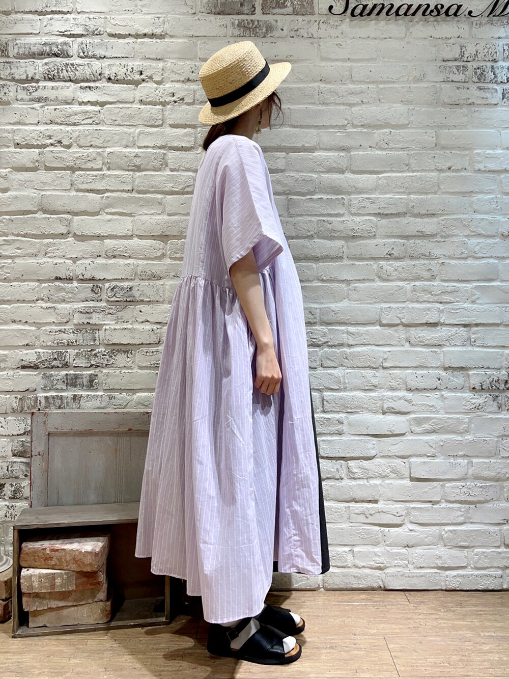 ホワイト系のTシャツ/カットソー、グレー系のワンピース、パープル系のワンピースを着用したレディースの秋コーディネートの2枚目の写真