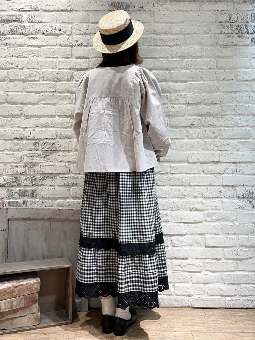 ブラック系のシャツ/ブラウス、グレー系のシャツ/ブラウス、グレー系のスカートを着用したレディースの春コーディネートの4枚目の写真