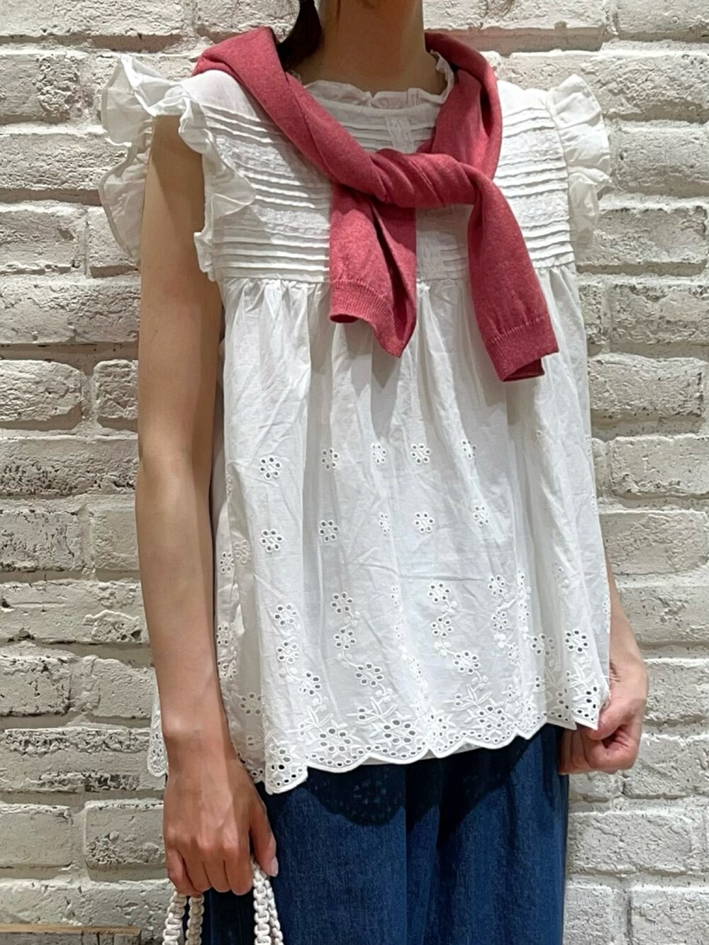 ホワイト系のTシャツ/カットソー、レッド系のカーディガン/ボレロ、ホワイト系のシャツ/ブラウスを着用したレディースの夏コーディネートの2枚目の写真