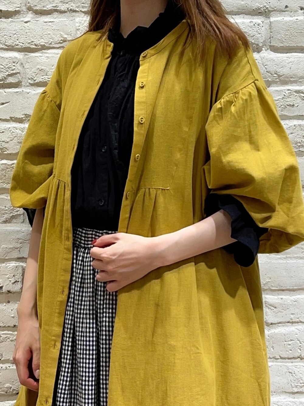 「サマンサ モスモス(Samansa Mos2)、SM2、Samansa Mos2、秋のコーデ、ゆるコーデ、レイヤードスタイル、ワンピース、ボリューム袖、イエロー、マスタード、ギンガムチェック、チェックスカート、チェック、ベレー帽、バレエシューズ」|「Samansa Mos2のダイヤ柄編みベレー帽(ハンチング/ベレー帽、ブラック系)」を使った、いっしき🐻さん(レディース・163cm)の夏コーディネートの2枚目の写真