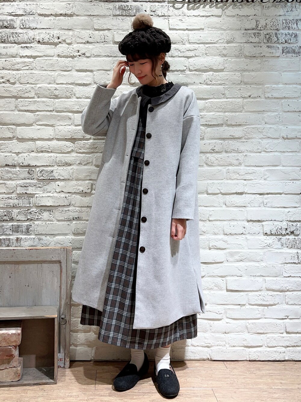 ブラック系のTシャツ/カットソー、グレー系のシャツ/ブラウス、グレー系のノーカラーコートを着用したレディースの冬コーディネートの4枚目の写真