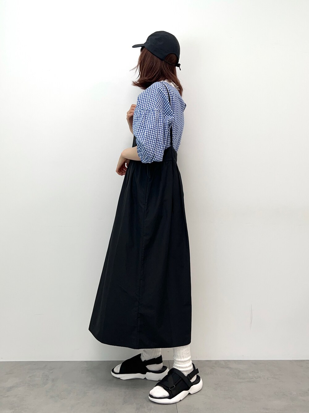 ホワイト系のTシャツ/カットソー、ブラック系のワンピース、ブラック系のサンダルを着用したレディースの春コーディネートの3枚目の写真