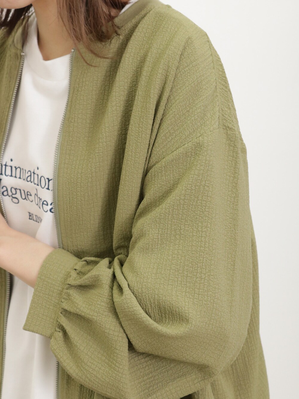 「サマンサ モスモス(Samansa Mos2)、Samansa Mos2、SM2、夏コーデ、ゆるコーデ、レイヤードスタイル、カジュアルコーデ、ロゴT、Tシャツ、白Tシャツ、ブルゾン、ジャケット、ワイドパンツ、ドットパンツ、ドット」|「Samansa Mos2のラフィア太リボンカンカン帽(ハット、ブラック系)」を使った、いっしき🐻さん(レディース・164cm)の春コーディネートの3枚目の写真