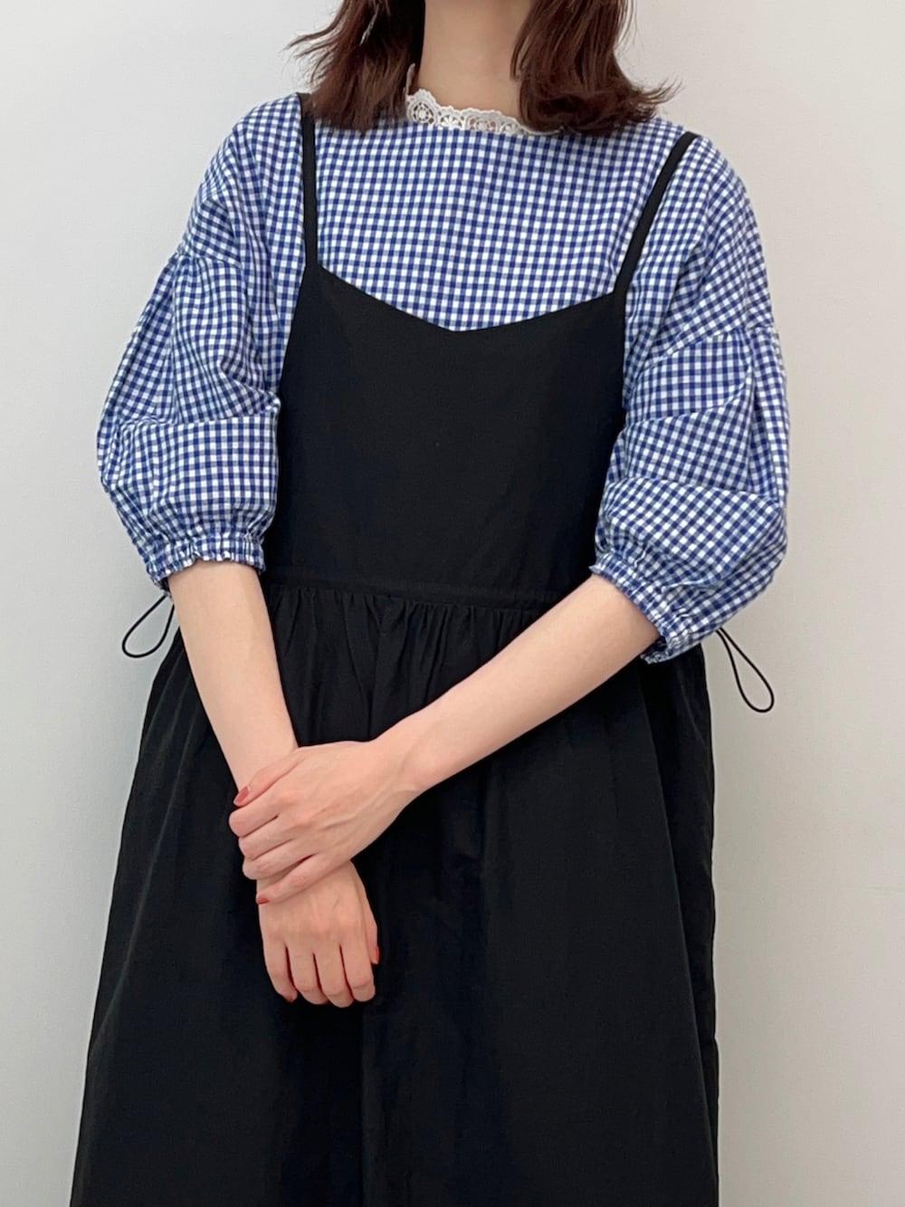 ホワイト系のTシャツ/カットソー、ブラック系のワンピース、ブラック系のサンダルを着用したレディースの春コーディネートの2枚目の写真