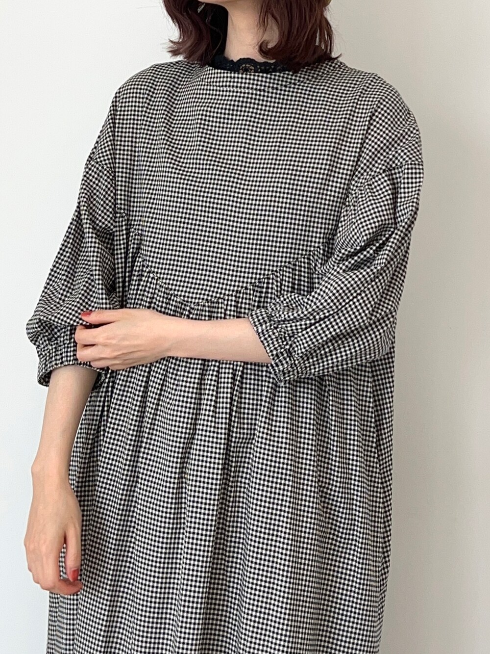 ベージュ系のカーディガン/ボレロ、ベージュ系のワンピース、ブラック系のサンダルを着用したレディースの春コーディネートの3枚目の写真