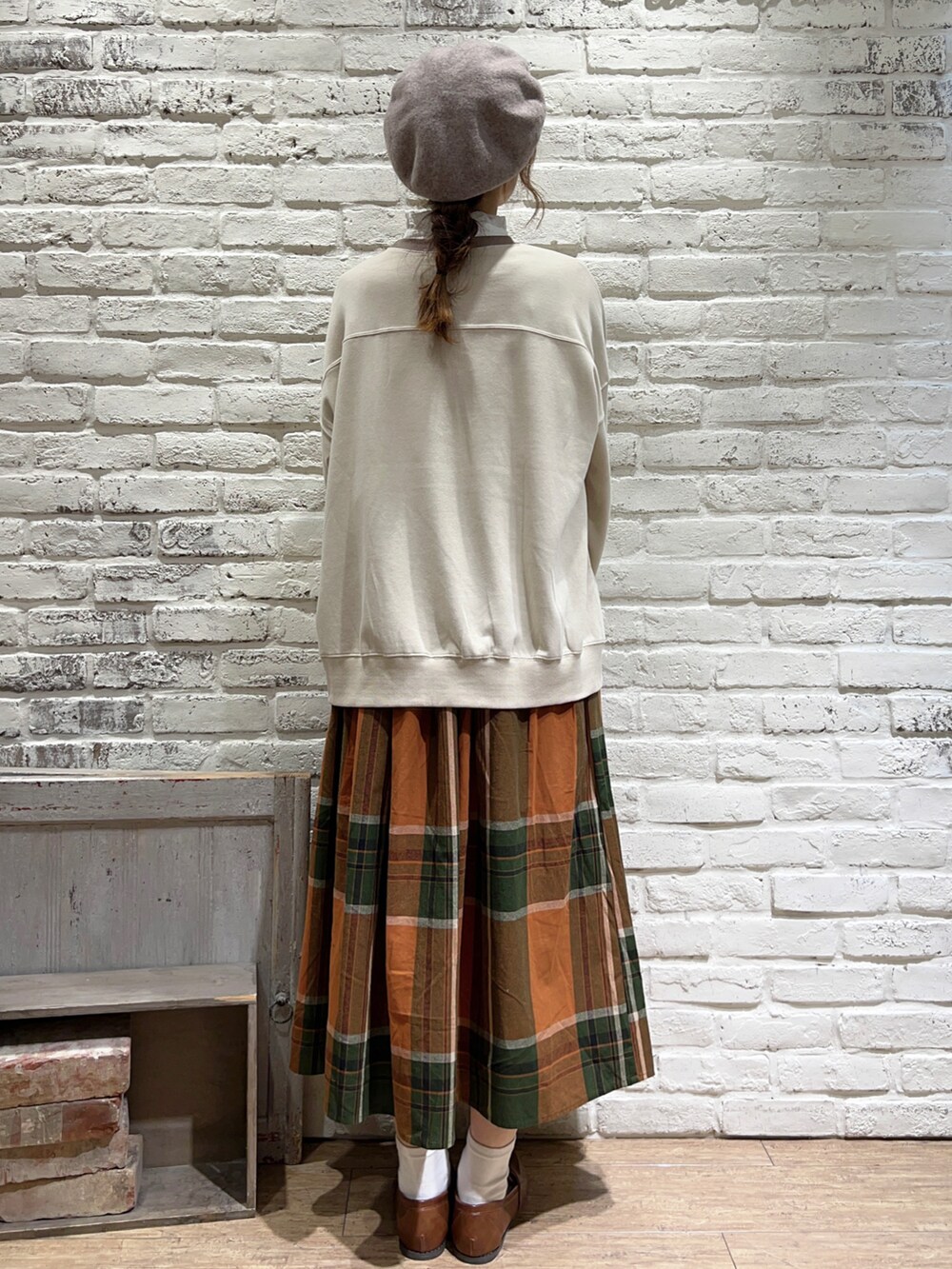 ホワイト系のシャツ/ブラウス、ホワイト系のTシャツ/カットソー、オレンジ系のスカートを着用したレディースの秋コーディネートの4枚目の写真