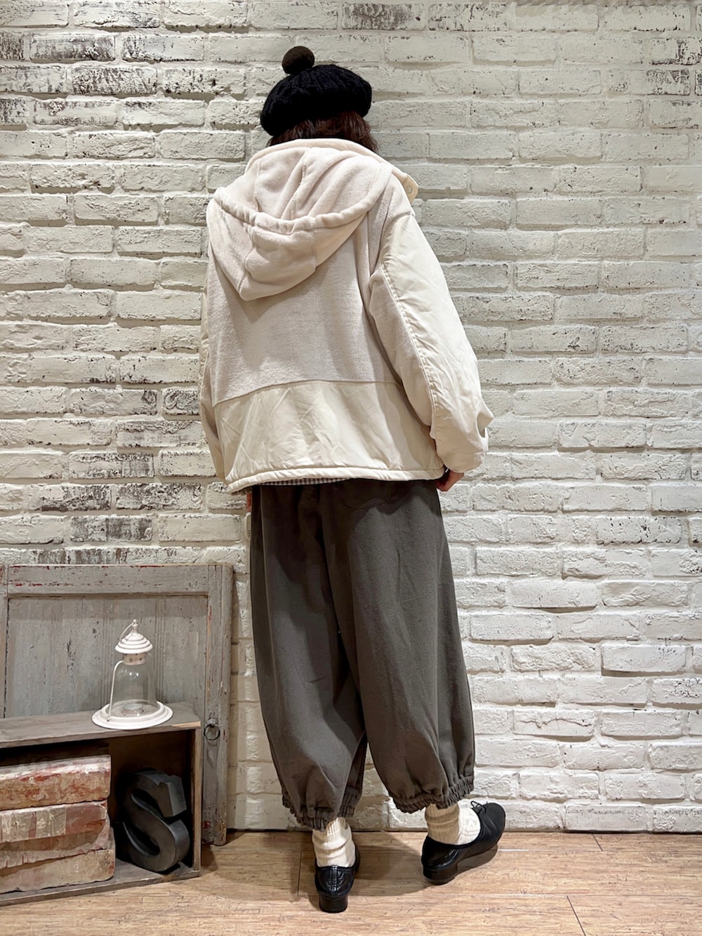 グレー系のシャツ/ブラウス、ブラック系のベスト、ホワイト系のノーカラージャケットを着用したレディースの冬コーディネートの4枚目の写真