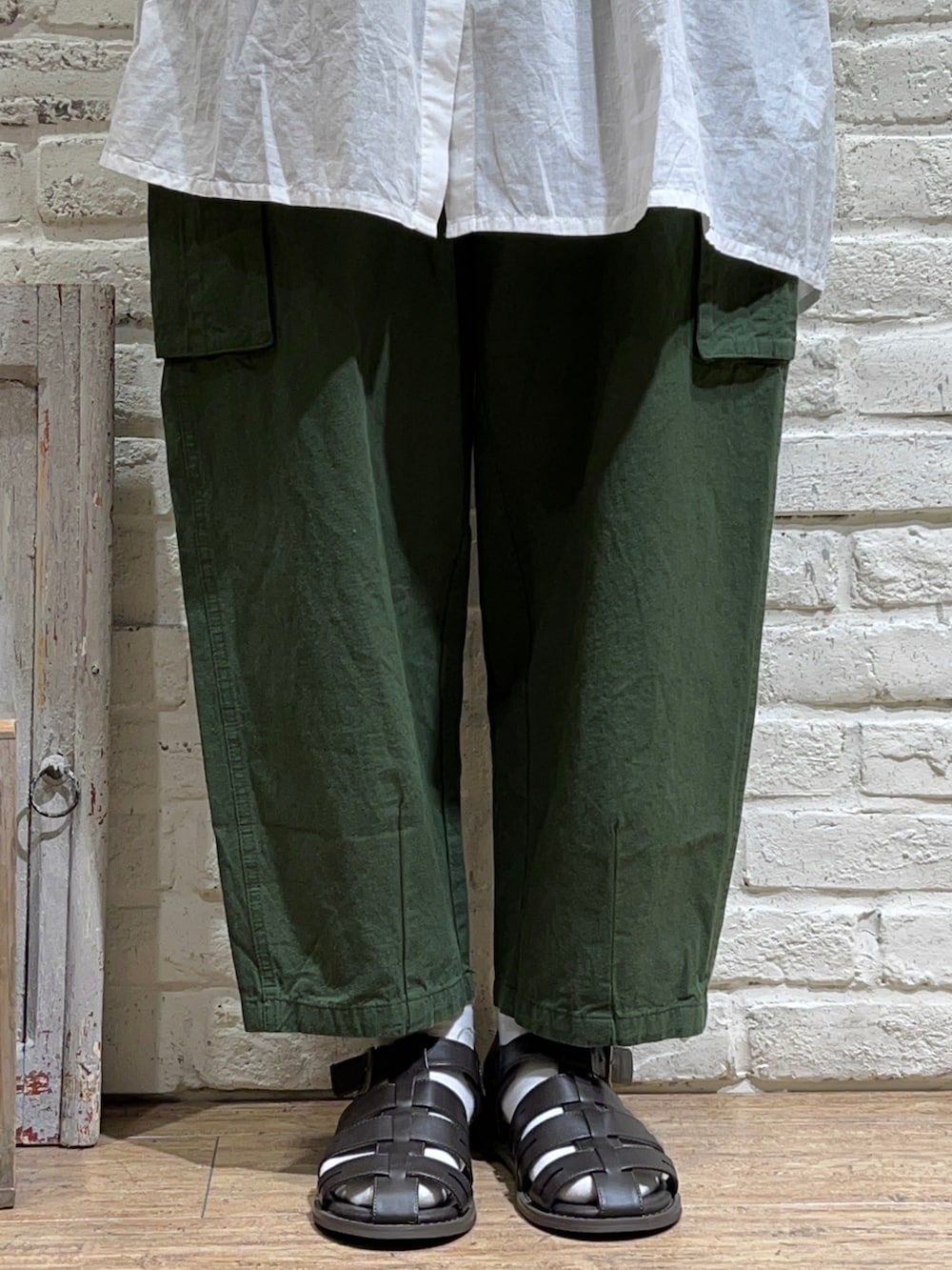 「サマンサ モスモス(Samansa Mos2)、SM2、春コーデ、ゆるコーデ、カジュアル、チュニック、刺繍、ボリューム袖、カーゴパンツ、ワイドパンツ、カーキ、カンカン帽、マクラメ、サンダル、グルカサンダル」|「Samansa Mos2のスクエアレースノースリーブ(Tシャツ/カットソー、ホワイト系)」を使った、いっしき🐻さん(レディース・163cm)の春コーディネートの5枚目の写真
