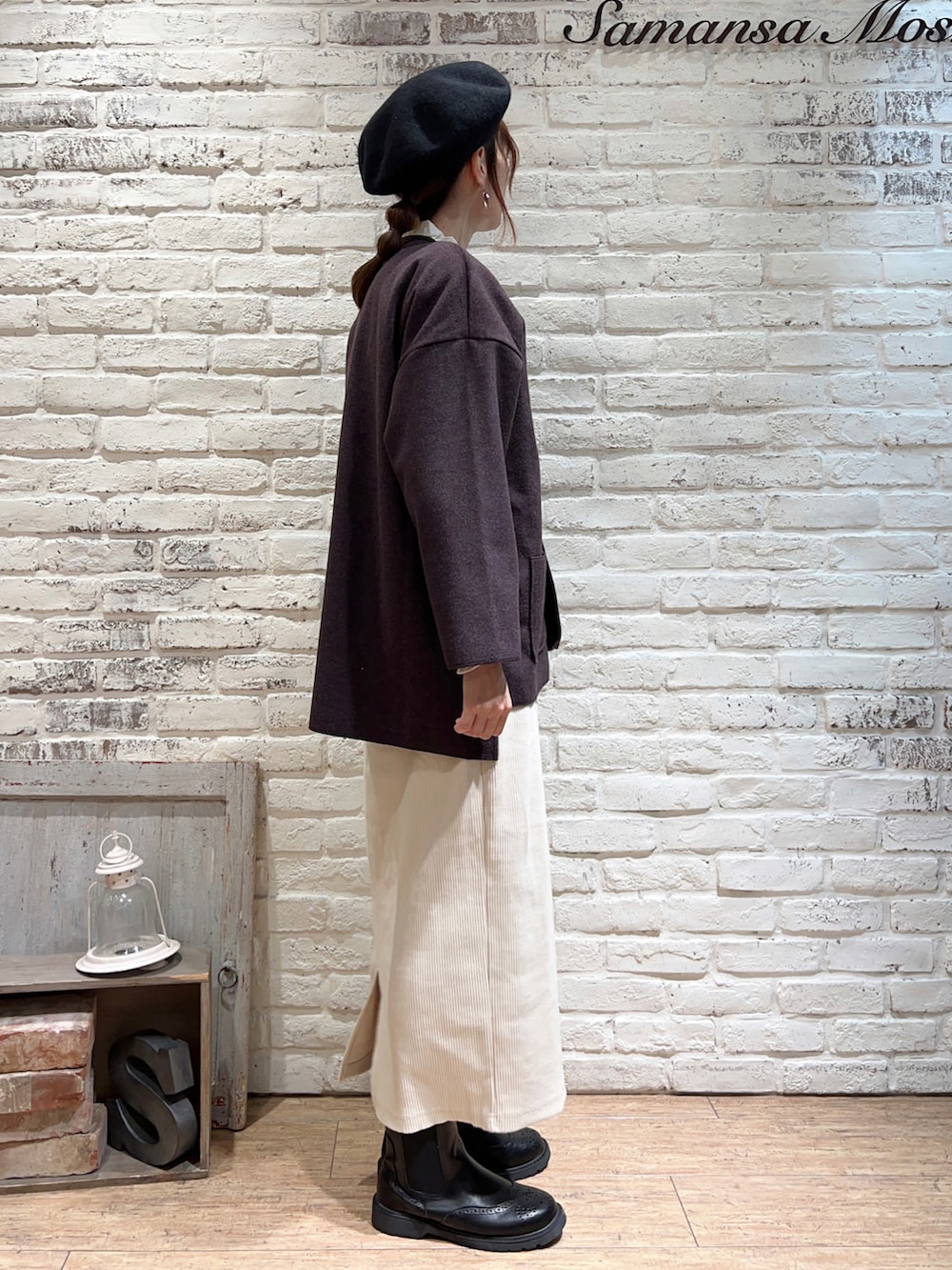 ホワイト系のシャツ/ブラウス、ブルー系のベスト、グレー系のノーカラージャケットを着用したレディースの秋コーディネートの3枚目の写真