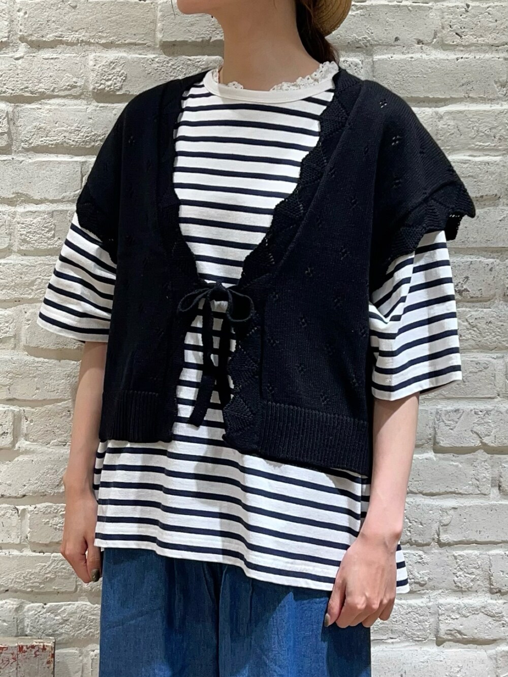 ホワイト系のタンクトップ、ホワイト系のTシャツ/カットソー、ブラック系のベストを着用したレディースの春コーディネートの2枚目の写真