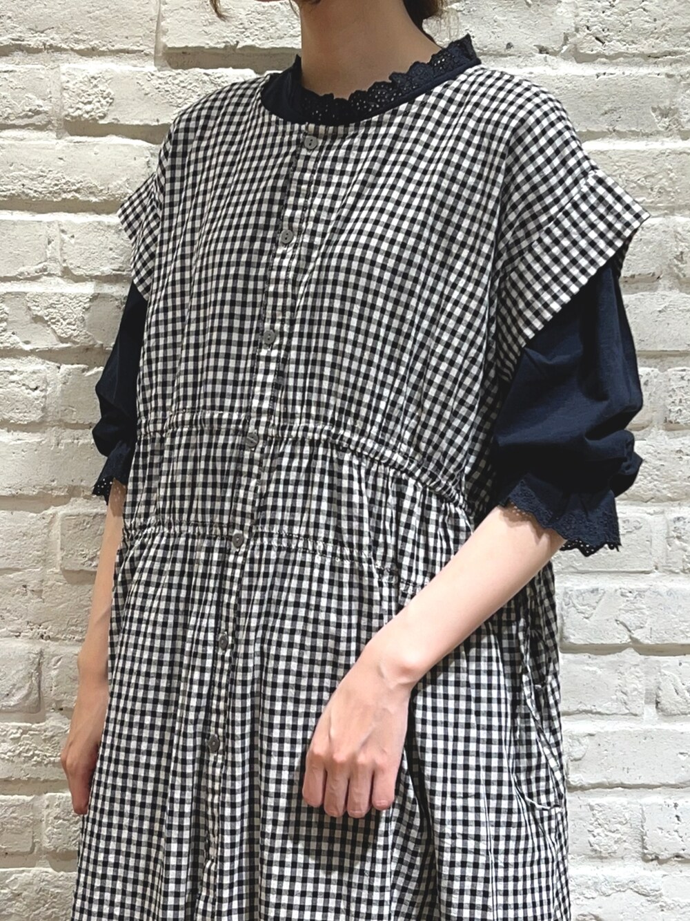 「サマンサ モスモス(Samansa Mos2)、Samansa Mos2、SM2、秋のコーデ、ゆるコーデ、レイヤードスタイル、モノトーン、オールブラック、ブラック、ギンガムチェック、チェック、ワンピース、ボリューム袖、ベレー帽、Dr.Martens」｜「Samansa Mos2のダイヤ柄編みベレー帽（ハンチング/ベレー帽、ブラック系）」を使った、いっしき🐻さん（レディース・163cm）の夏コーディネートの2枚目の写真