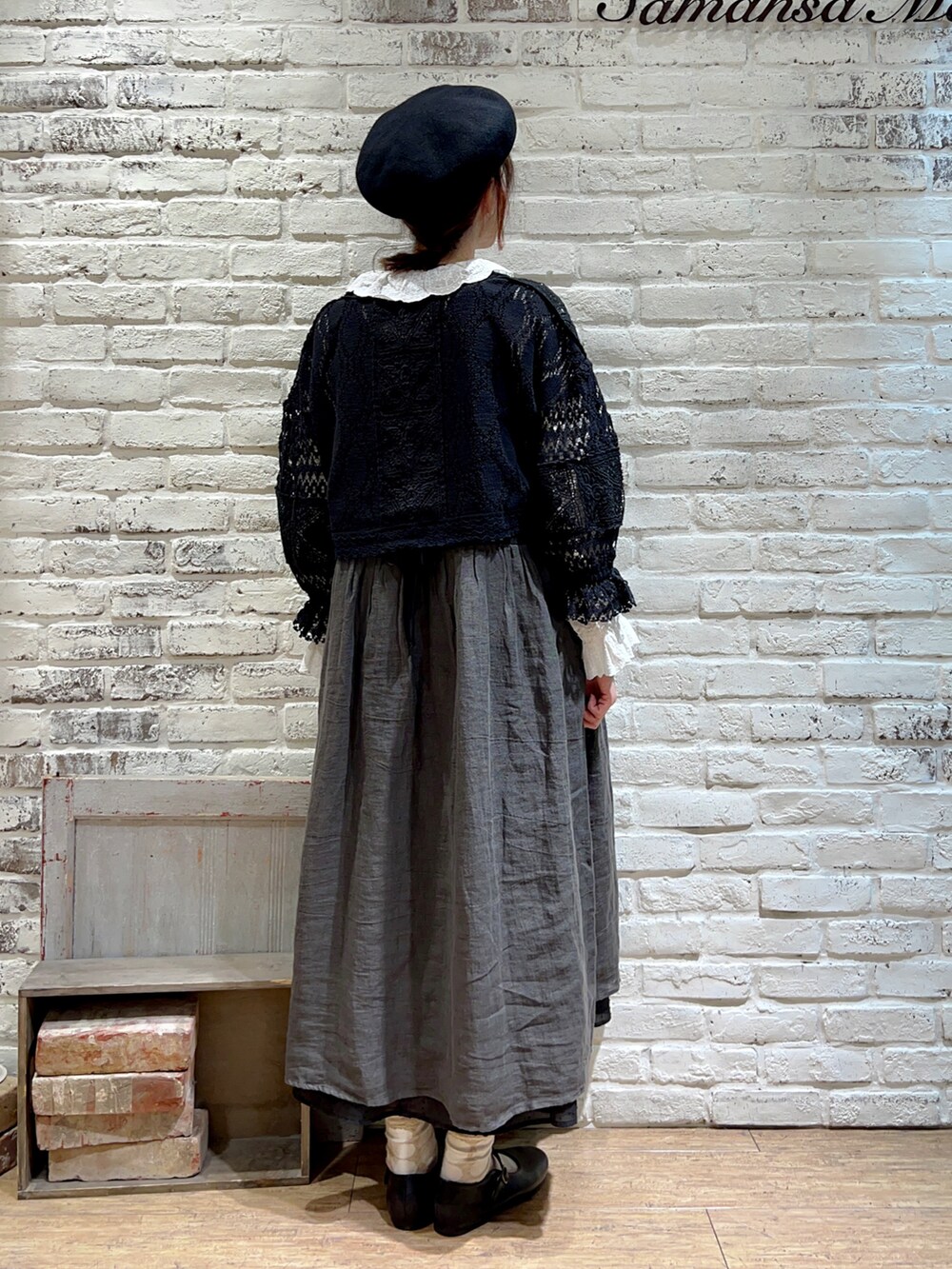 ホワイト系のシャツ/ブラウス、ブラック系のシャツ/ブラウス、ブラック系のワンピースを着用したレディースの秋コーディネートの3枚目の写真