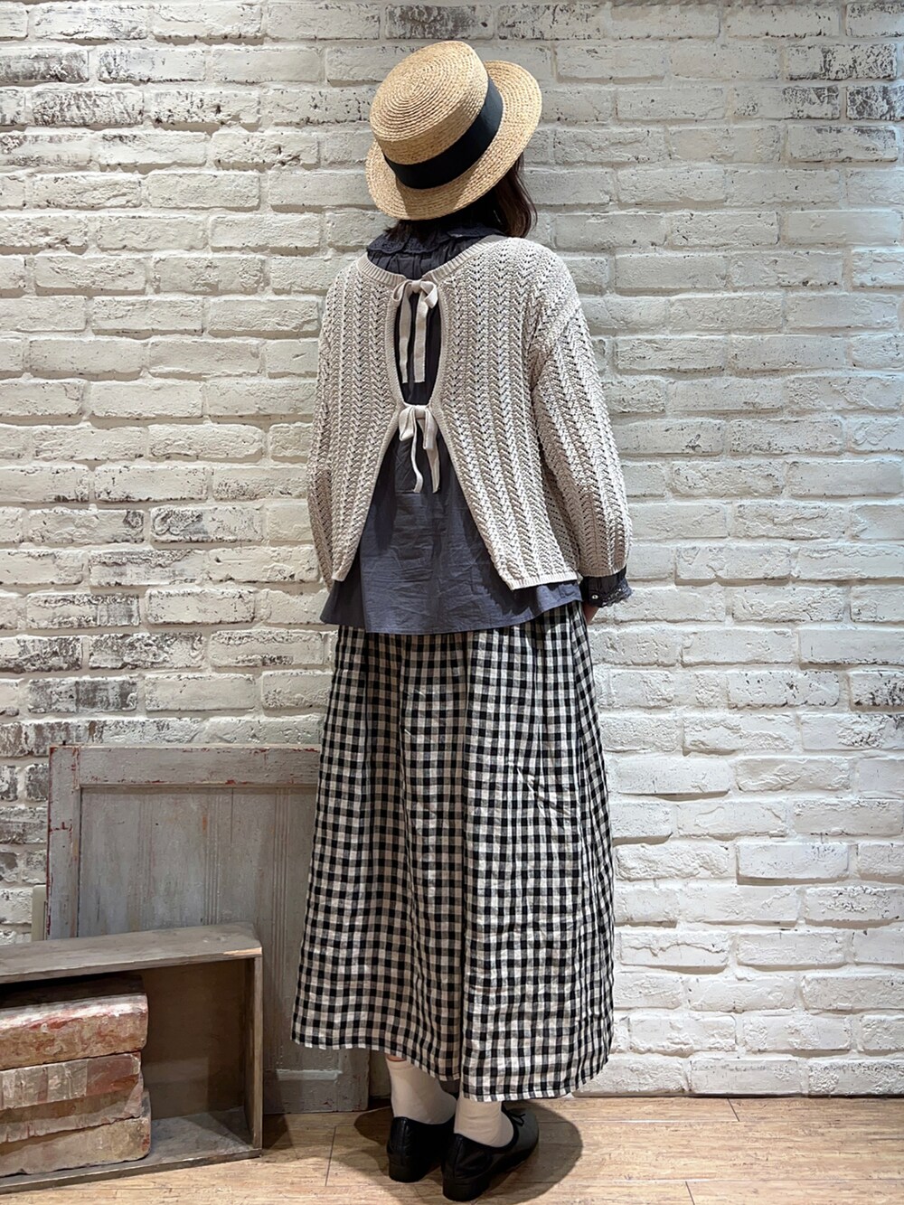 グレー系のシャツ/ブラウス、ホワイト系のカーディガン/ボレロ、その他のその他を着用したレディースの春コーディネートの4枚目の写真