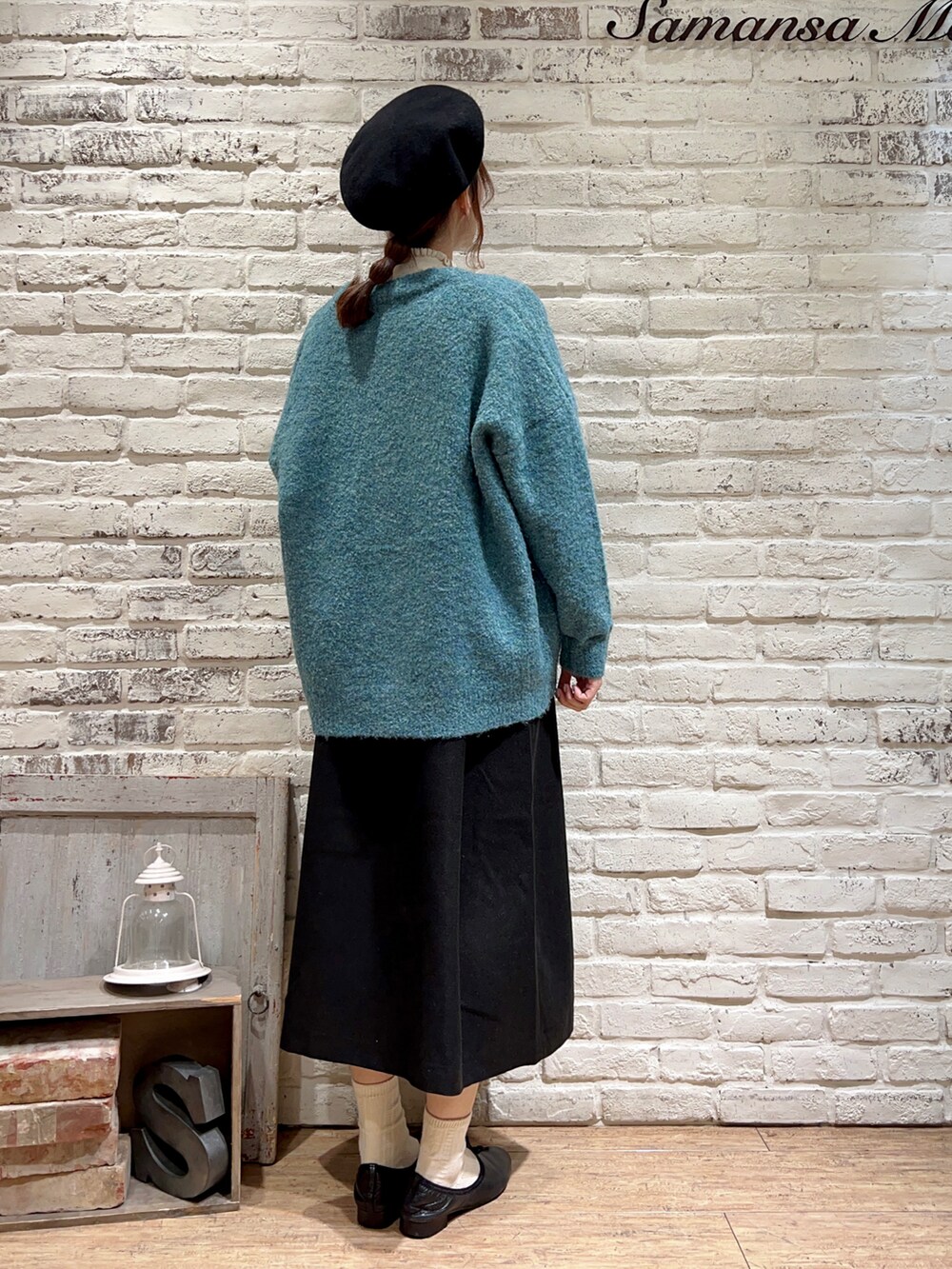 ホワイト系のニット/セーター、ブルー系のカーディガン/ボレロ、ブラック系のワンピースを着用したレディースの秋コーディネートの4枚目の写真