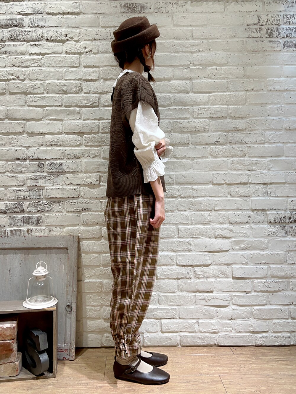 ホワイト系のシャツ/ブラウス、ブラウン系のベスト、ブラウン系のハンドバッグを着用したレディースの秋コーディネートの3枚目の写真