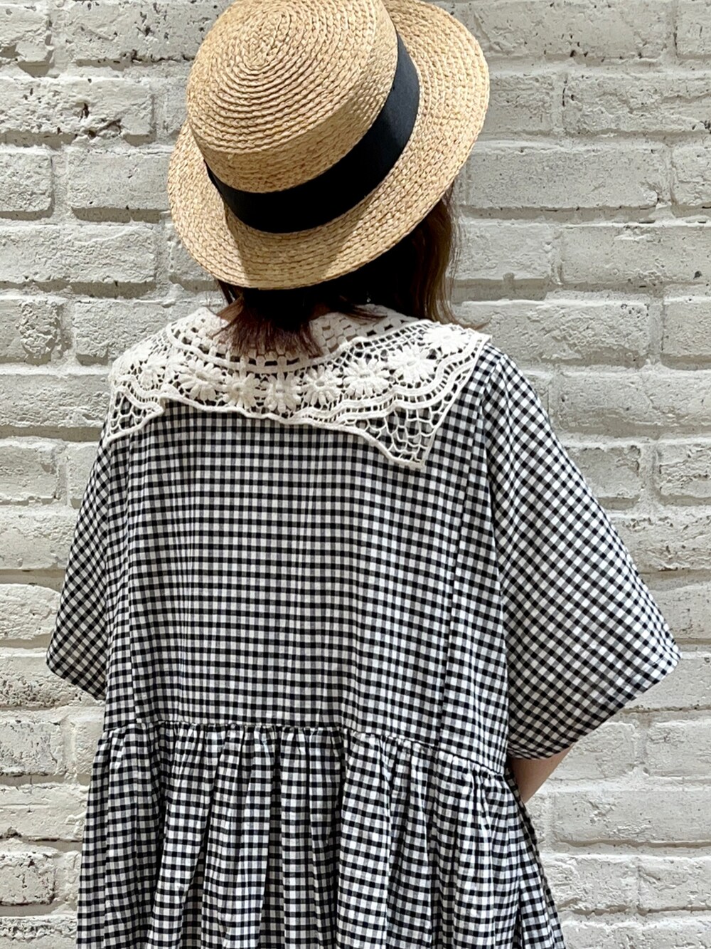 ホワイト系のTシャツ/カットソー、ホワイト系のワンピース、ブラウン系のワンピースを着用したレディースの夏コーディネートの3枚目の写真