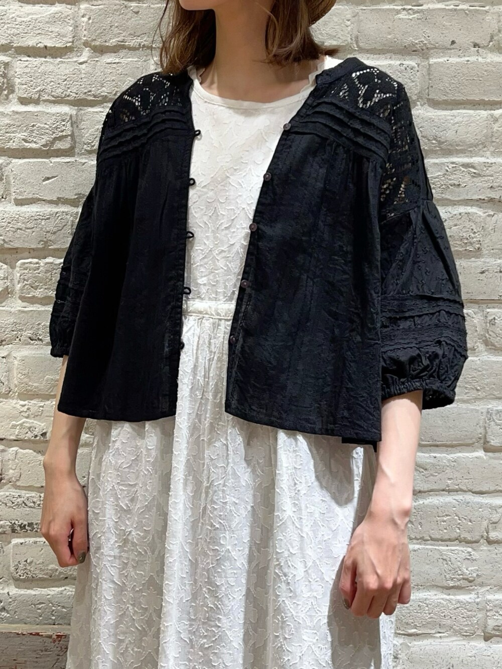 ホワイト系のタンクトップ、ブラック系のシャツ/ブラウス、ブラック系のハンドバッグを着用したレディースの夏コーディネートの2枚目の写真